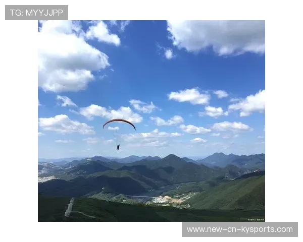 _山地滑翔伞：在空中俯瞰壮丽山河_，山上滑翔